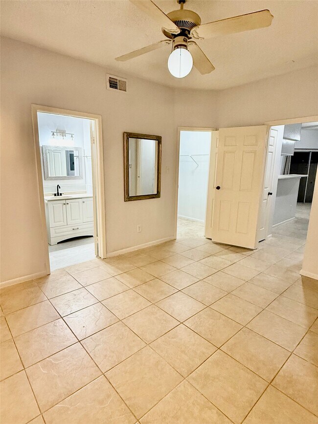 Building Photo - 10855 Meadowglen Ln