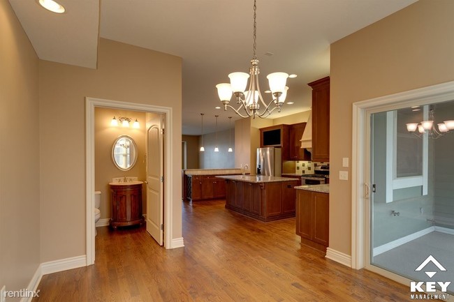 Building Photo - 2 br, 3.5 bath Townhome - 136 N Rutan St