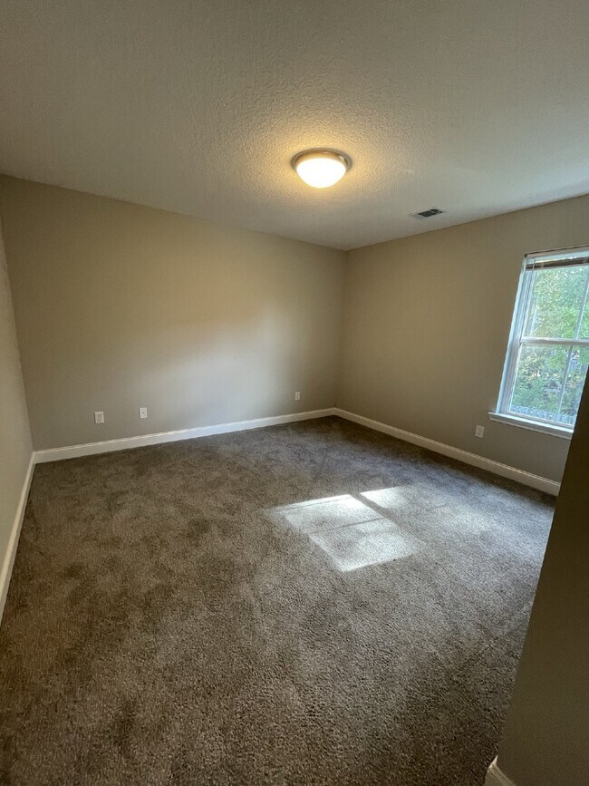 Building Photo - Home For Rent