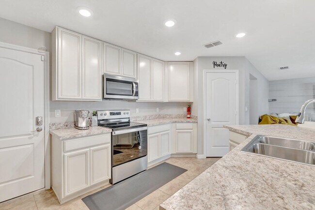 Building Photo - 5700 NW Pine Trail Cir