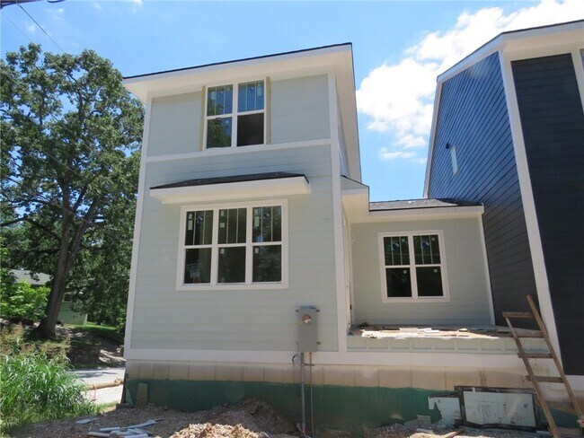 Building Photo - 313 W Rock St