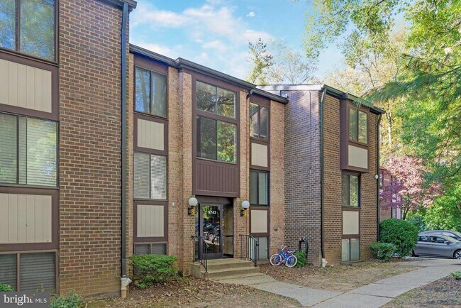 Building Photo - 9743 Kings Crown Ct