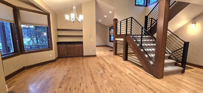 Building Photo - Close to Golf, Skiing, Swimming, Hiking....