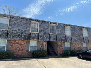 Building Photo - Its Like Living on Campus Just Steps Away From LSU