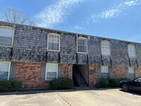 Building Photo - Its Like Living on Campus Just Steps Away From LSU