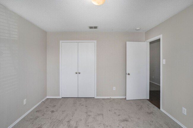 Building Photo - Beautifully Crafted 4-2-2 in Fort Worth!