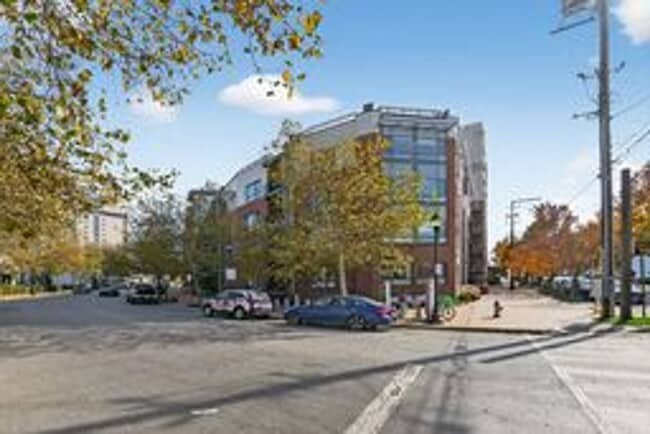 Building Photo - Stunning 1BR/ 1BA Condo with Den and Garag...