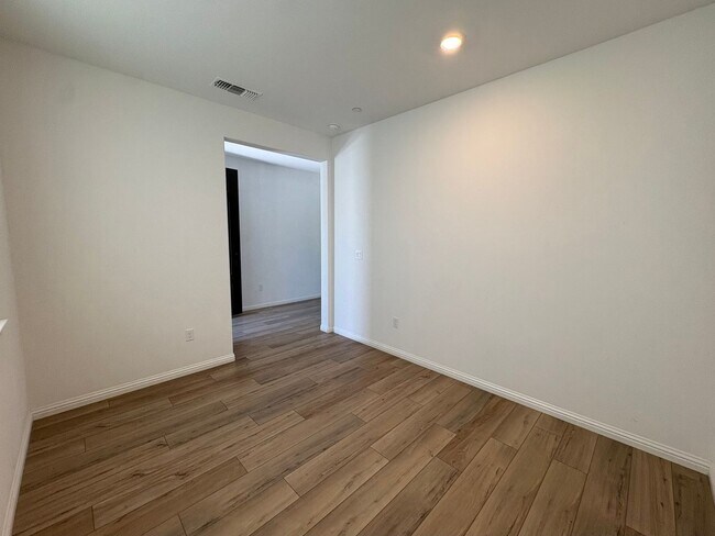 Building Photo - 3 bedroom 2.5 Bath with Solar in Brentwood