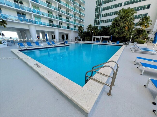 Building Photo - 1800 N Bayshore Dr