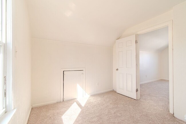 Building Photo - Charming Hazel Park Bungalow with Renovated Kitchen & Fenced Yard