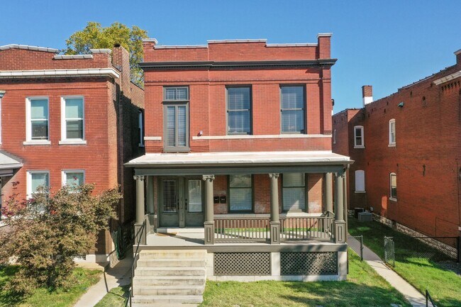 Building Photo - Perfect for BJC Residents/Frequenters