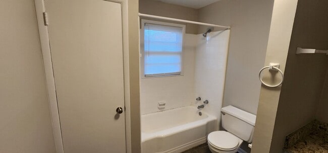 Building Photo - APARTMENT 2BR / 1BA