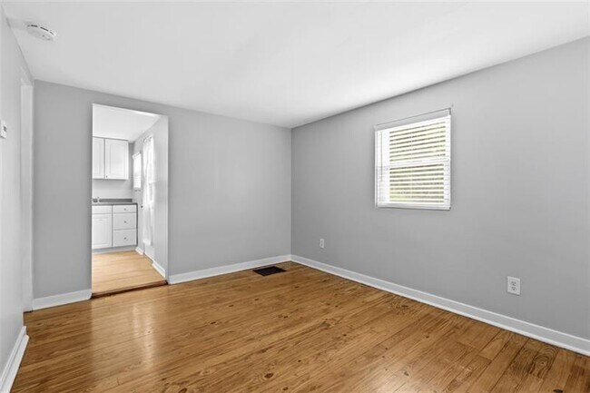 Building Photo - 424 Glenfield Rd