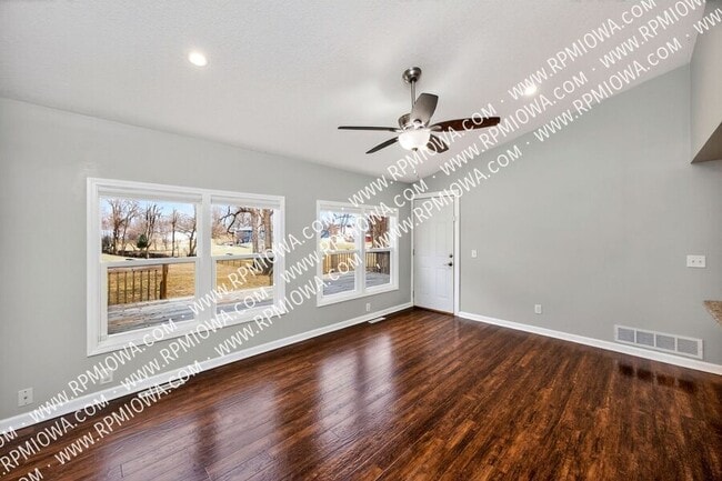 Building Photo - 6717 Roseland Dr