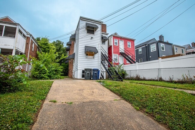 Building Photo - Charming 3 BR/3 BA Semi-Detached Home in F...