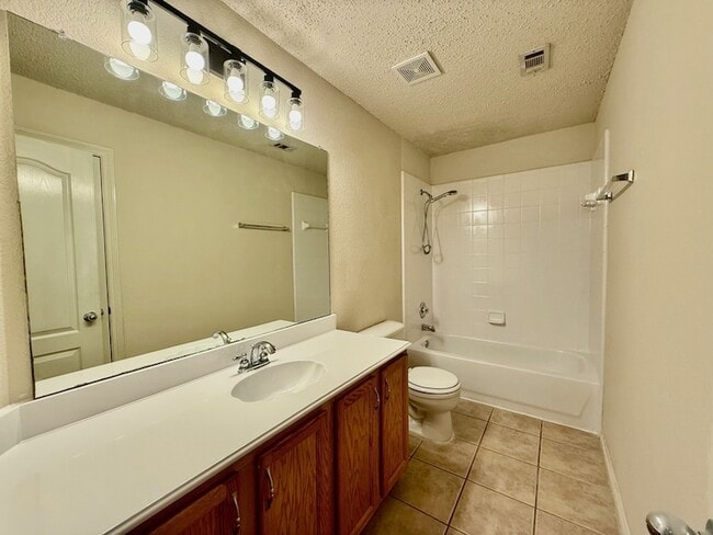 Building Photo - 3900 Braxton Ln