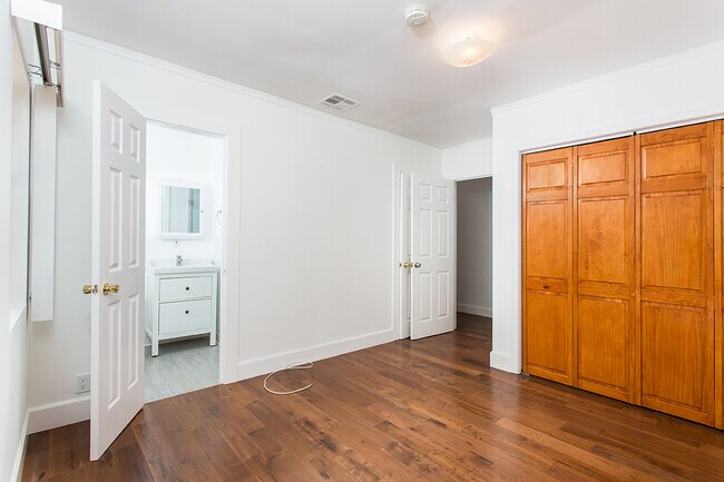 Building Photo - Beautiful spacious house