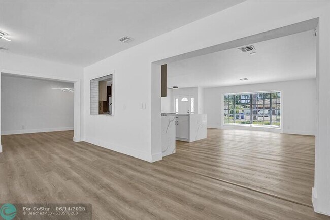 Building Photo - 4751 NE 29th Ave