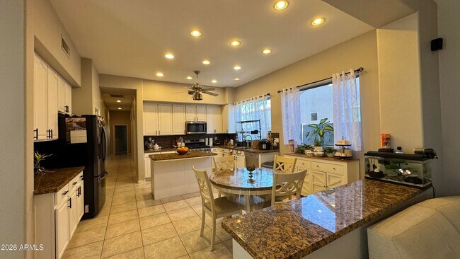 Building Photo - 571 W Locust Dr.