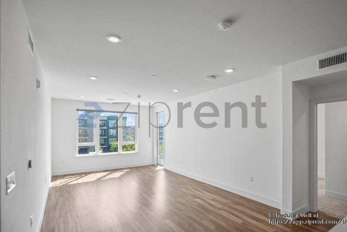 Building Photo - 5925 Charlotte Dr