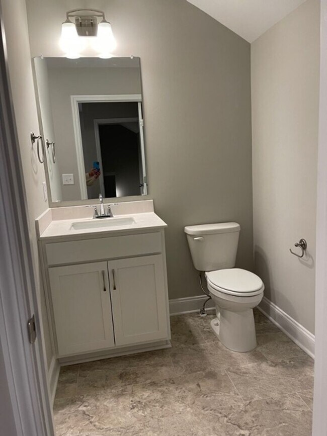Building Photo - 3 Bedroom Townhome w/ 2 Car Garage