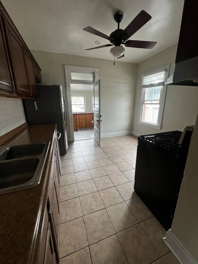 Building Photo - 1120 E 12th Ave