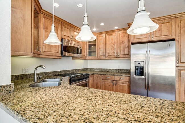 Building Photo - 2 bedroom 2 bathroom condo in Uptown District!