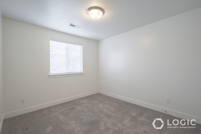 Building Photo - Stunning Townhome in Lehi!!