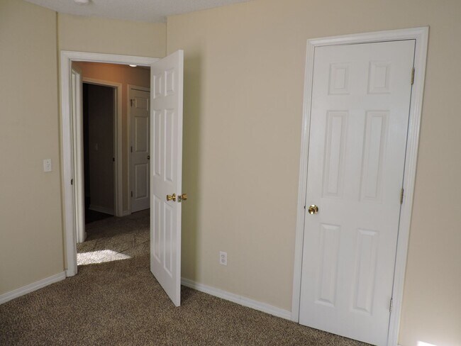 Building Photo - Convenient to NAS & Corry!
