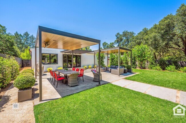 Building Photo - 3 Bedroom Exquisitely Furnished Home