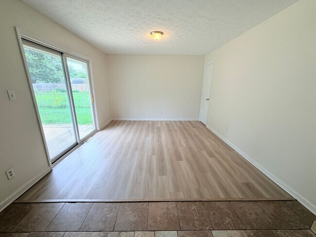 Building Photo - 845 Middle Dr