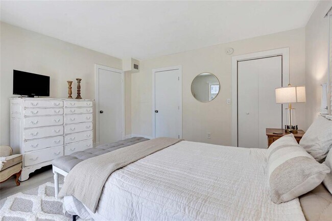 Building Photo - 3755 S School Ave