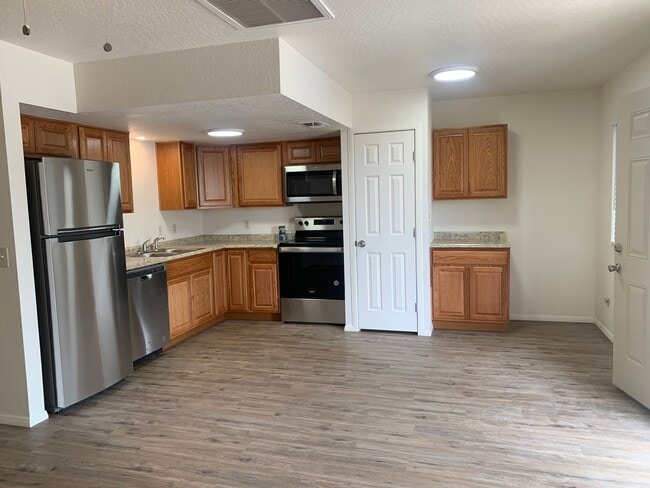 Building Photo - FOUR-PLEX SINGLE LEVEL APARTMENT - CLARKDALE