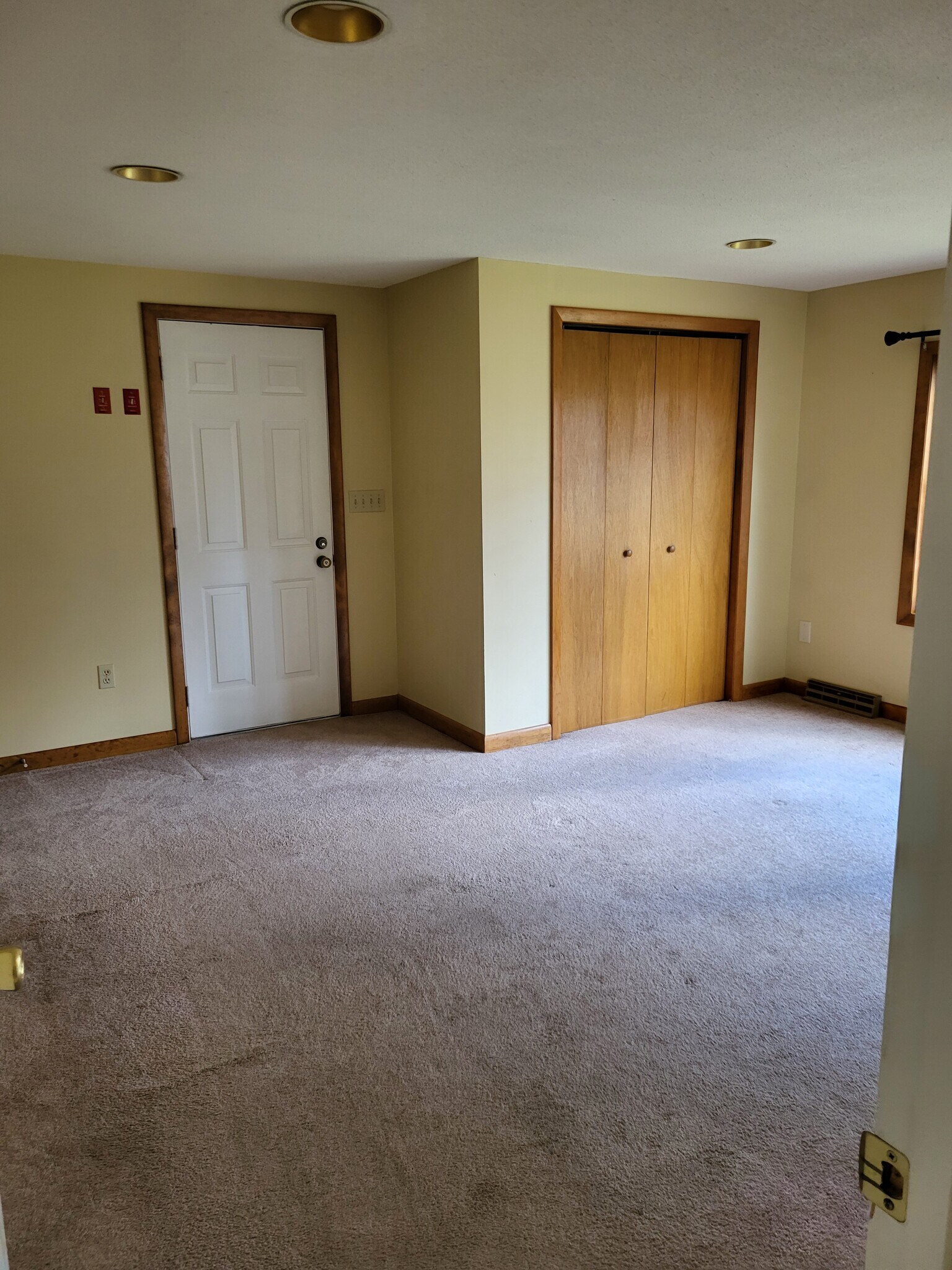 Building Photo - 80 Fernwood Dr