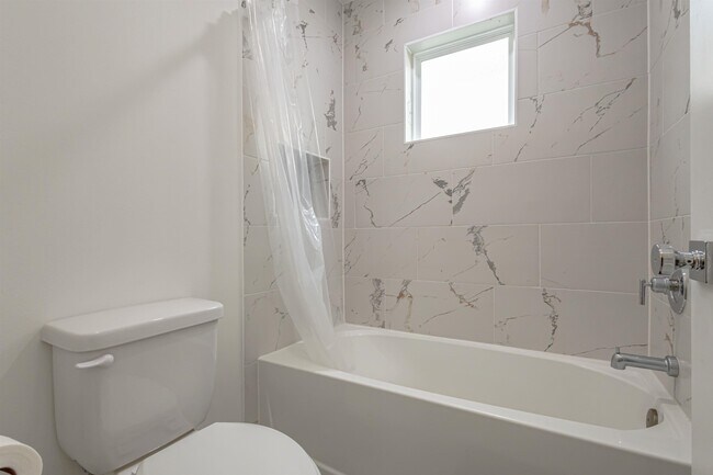 Building Photo - 423 Deer Path Lp