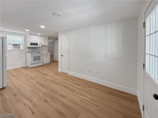 Building Photo - 204 2nd St