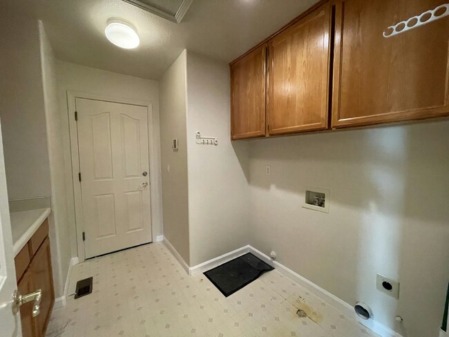 Building Photo - 1580 Rehrmann Dr