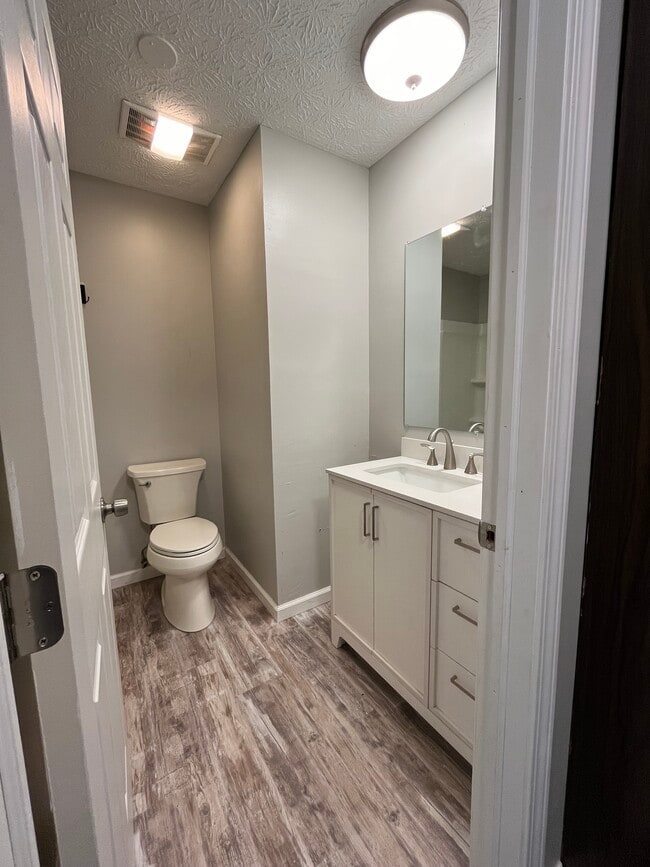 Building Photo - 208 Forest Ln