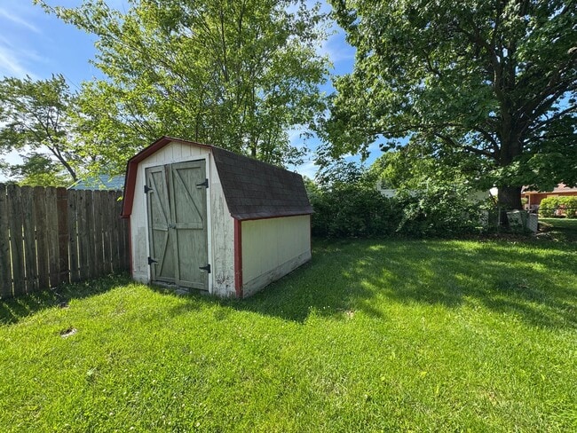 Building Photo - Far Eastside Large 3 Bedroom 1.5 Bath
