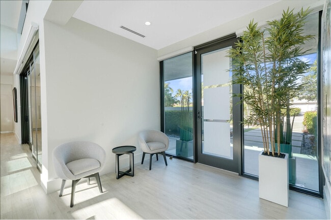 Building Photo - 4011 Bayview Dr