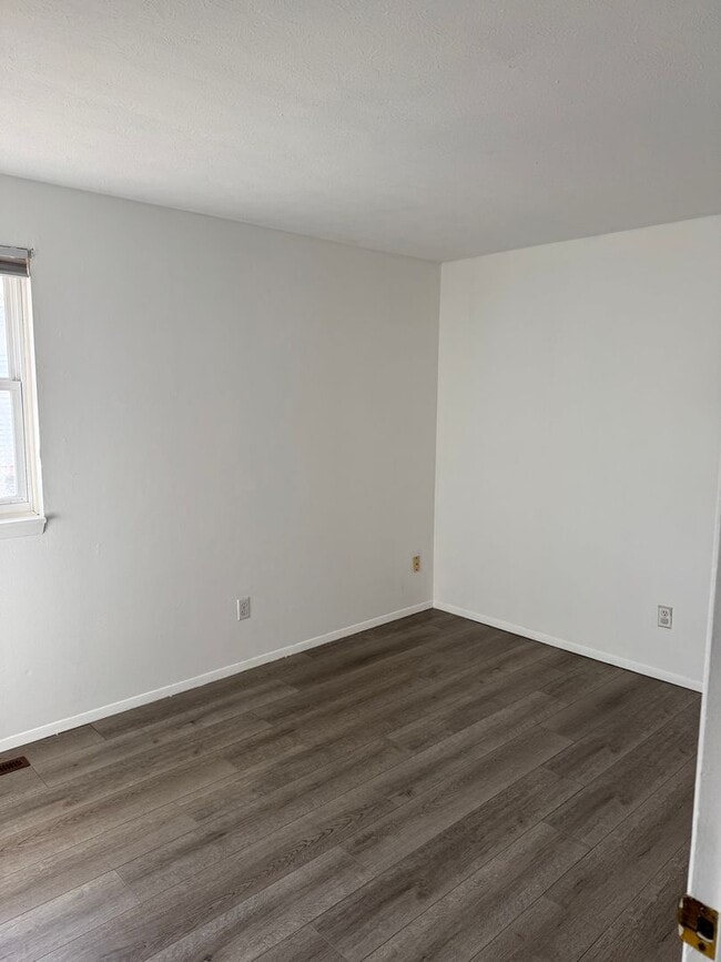 Building Photo - 2 Bedroom | 1.5 Bath | Located in Springfield!