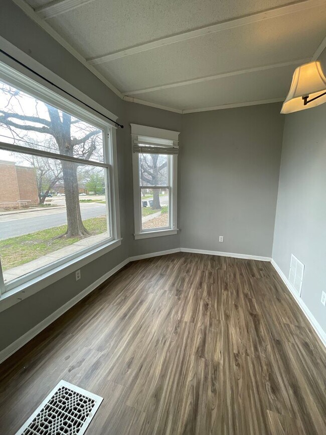 Building Photo - 901 Merchant St