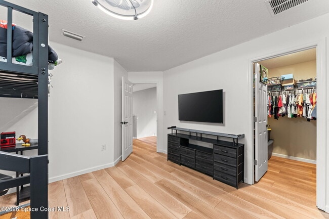 Building Photo - 553 Trymore Dr SE
