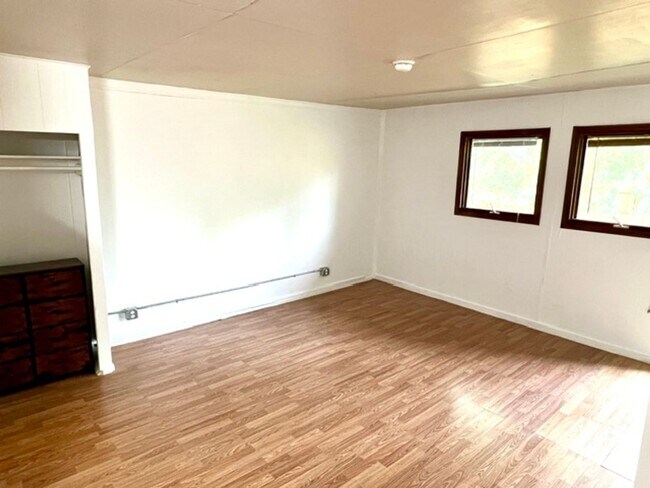 Building Photo - 2301 Roosevelt Dr