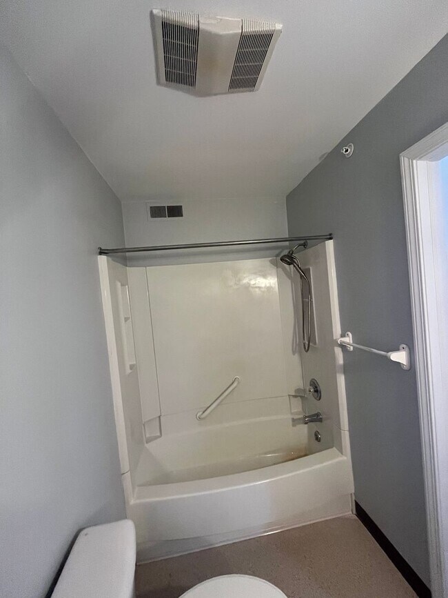 Building Photo - 2729 Dewey Ave