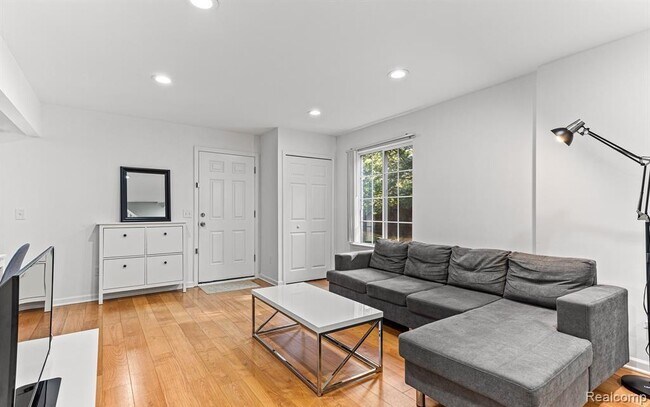 Building Photo - 47086 Auburn Ct