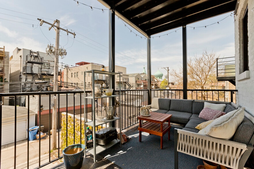 Building Photo - 856 N Hermitage Ave