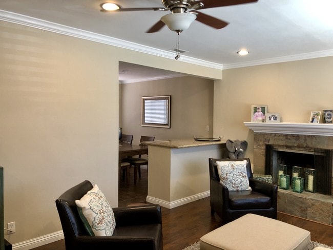 Living Room - 2018 Plant Ave