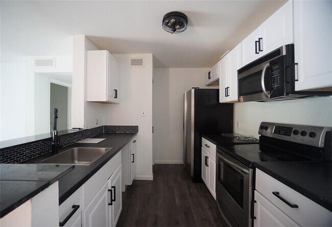 Building Photo - 9481 Highland Oak Dr