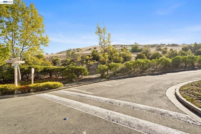 Building Photo - 493 S Clovercrest Ln